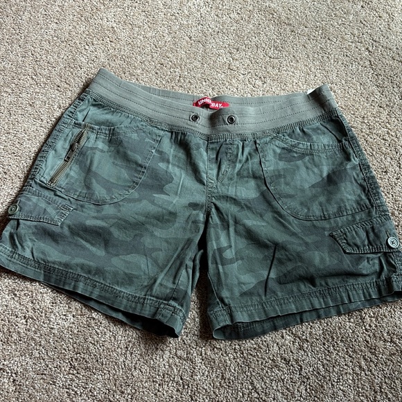 Two Pair of UNIONBAY Cargo Shorts in Gray and Camo Green Size Large - Picture 9 of 14